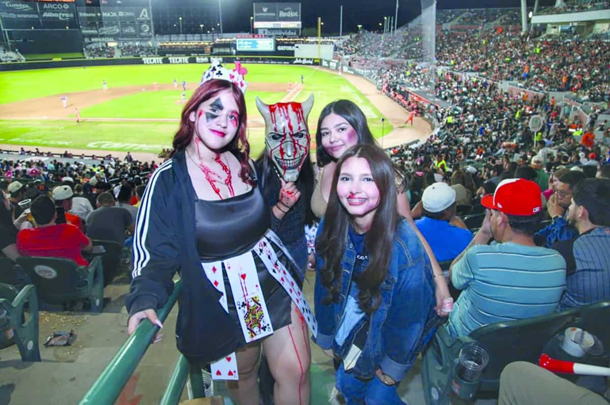 Vestidos a la ocasión del espanto en un juego embrujado