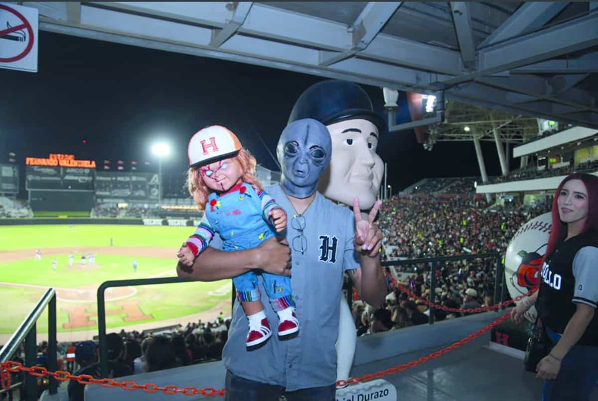 Vestidos a la ocasión del espanto en un juego embrujado