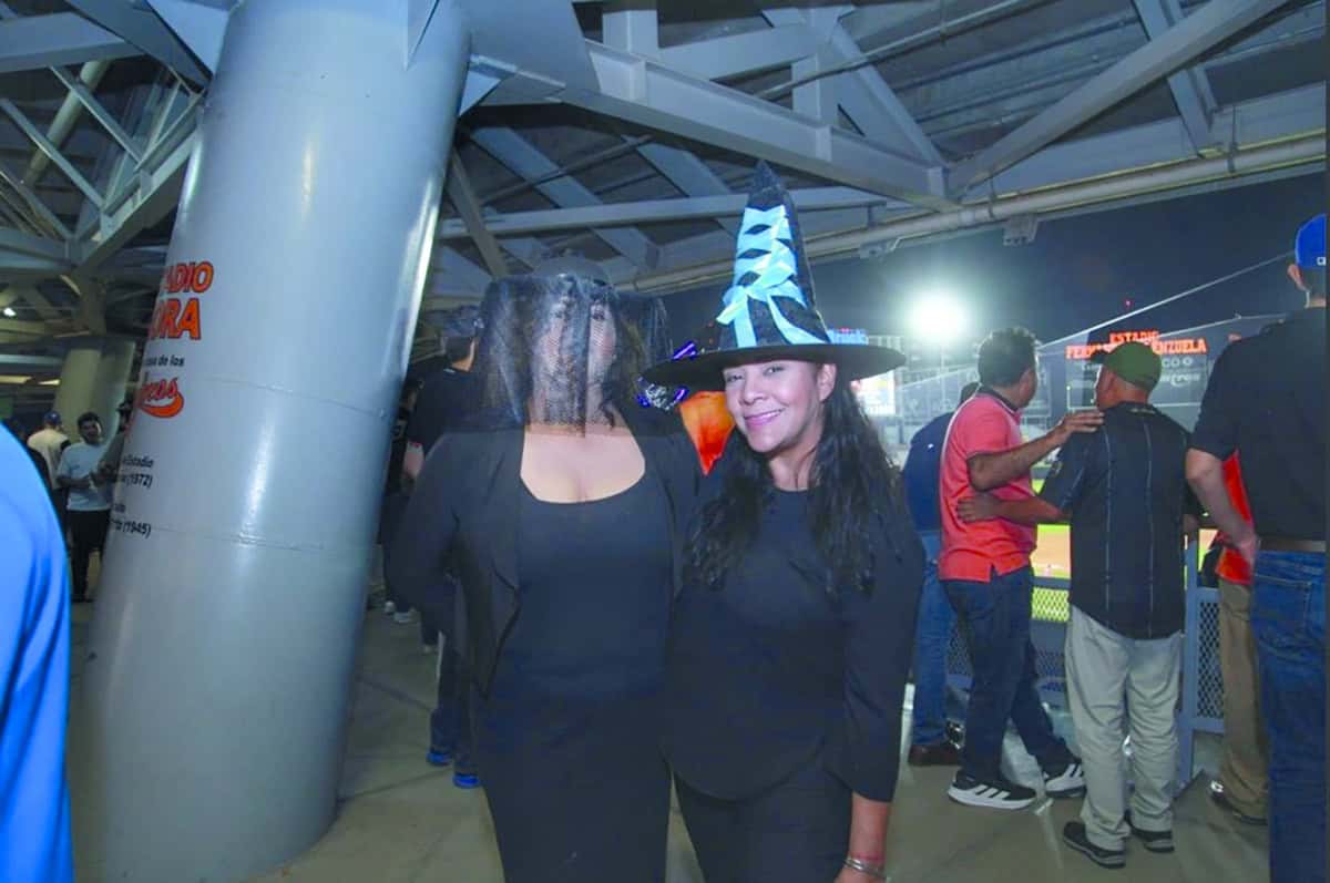 Vestidos a la ocasión del espanto en un juego embrujado