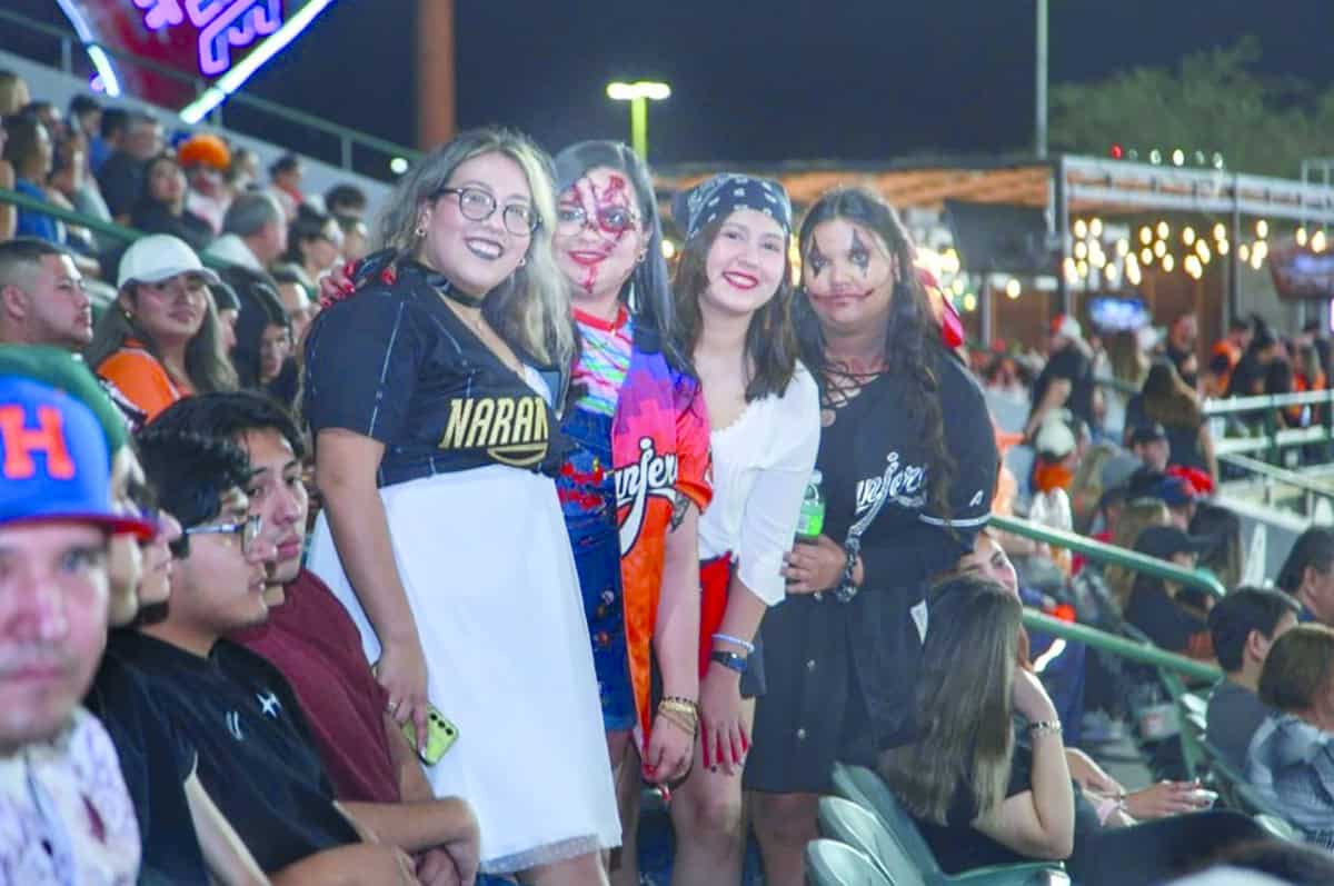 Vestidos a la ocasión del espanto en un juego embrujado