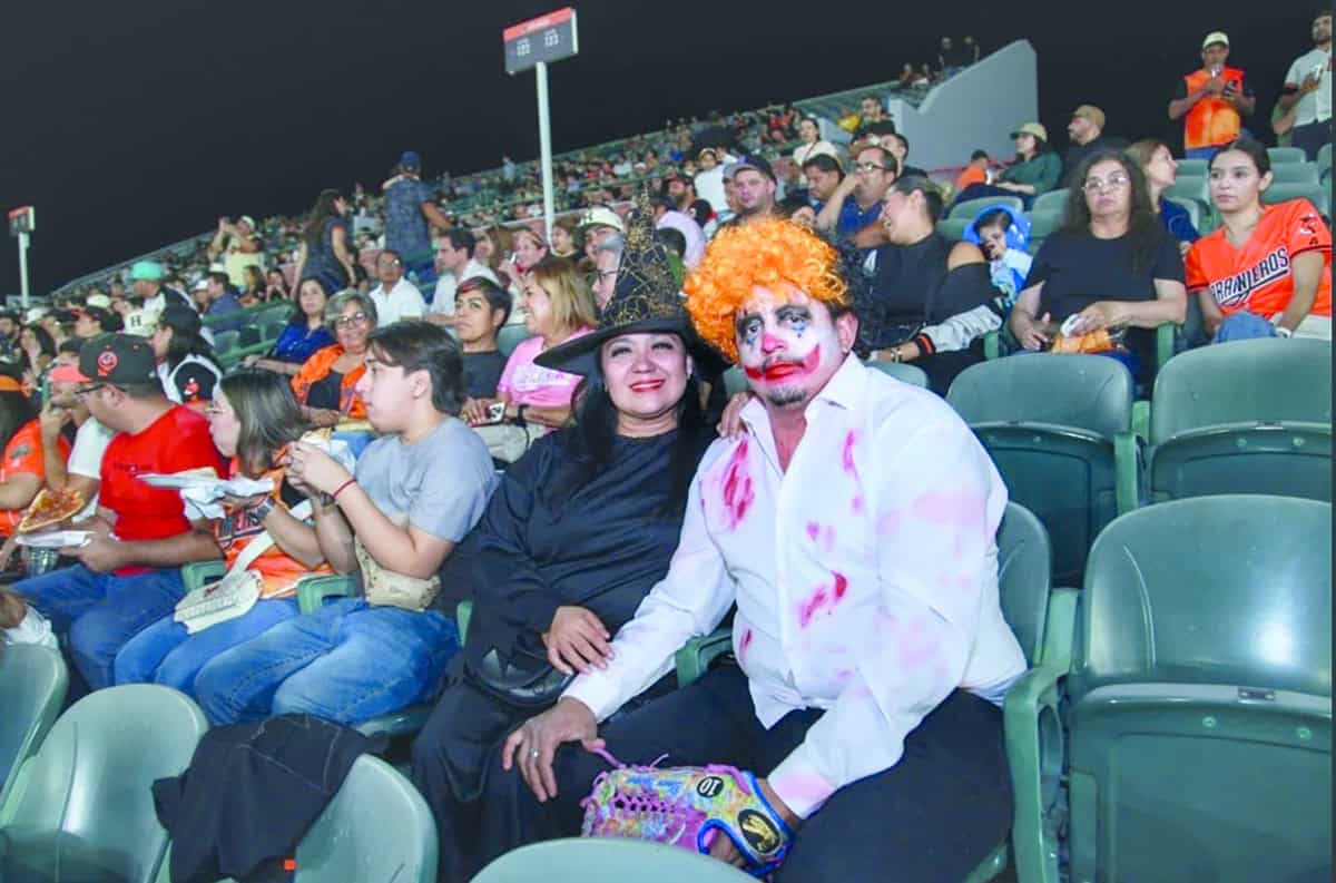 Vestidos a la ocasión del espanto en un juego embrujado