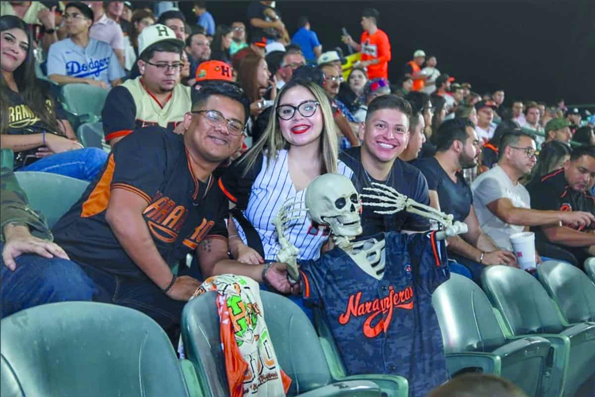 Vestidos a la ocasión del espanto en un juego embrujado