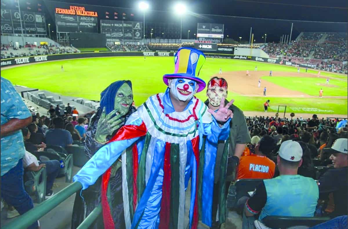 Vestidos a la ocasión del espanto en un juego embrujado