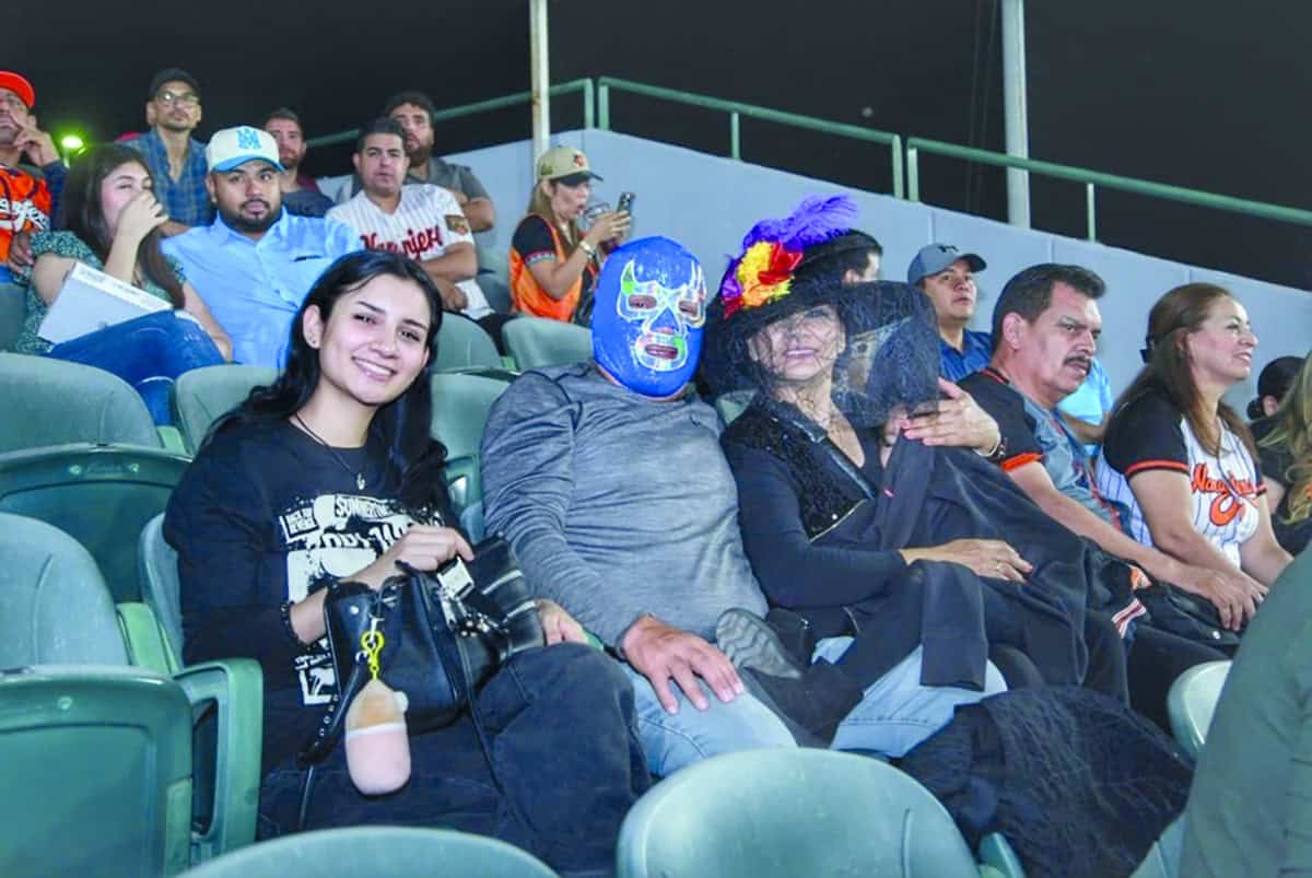 Vestidos a la ocasión del espanto en un juego embrujado