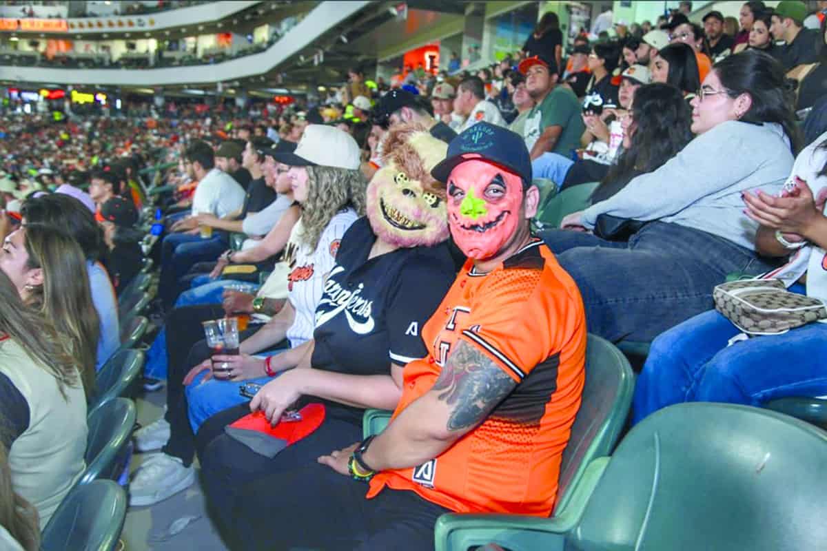 Vestidos a la ocasión del espanto en un juego embrujado