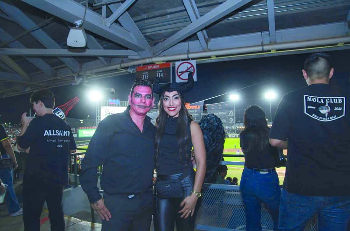 Vestidos a la ocasión del espanto en un juego embrujado