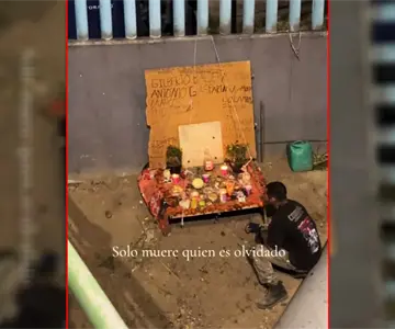 Viral: Hombre en situación de calle honra a sus muertos con ofrenda emotiva