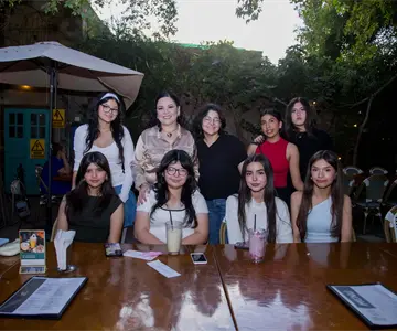 Pasan una tarde fresca y amistosa en Mona Café