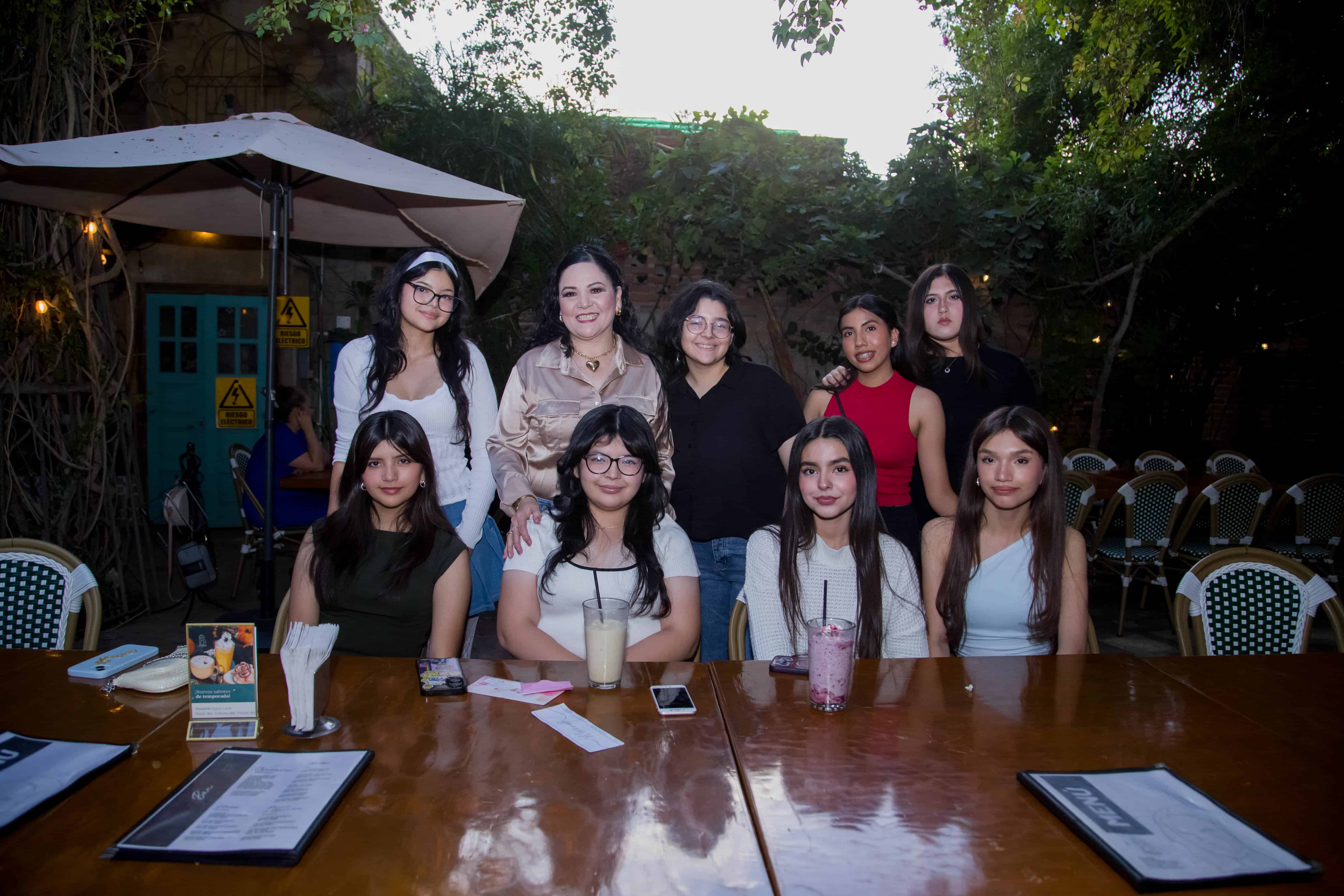 Pasan una tarde fresca y amistosa en Mona Café