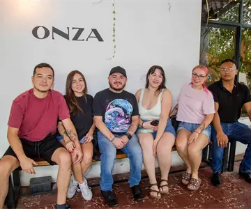 En Onza Restaurantes asisten amigos al buen ambiente
