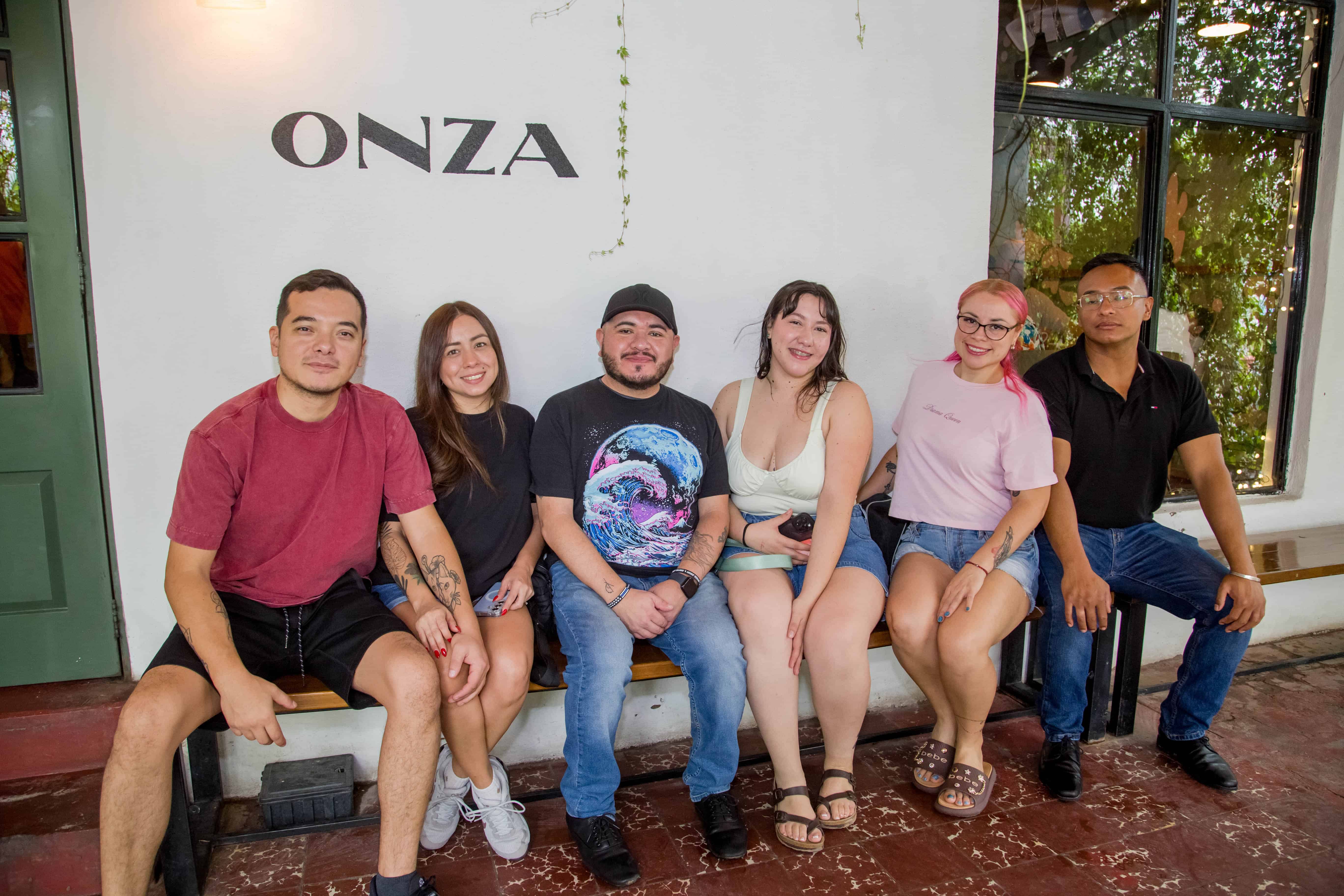 En Onza Restaurantes asisten amigos al buen ambiente