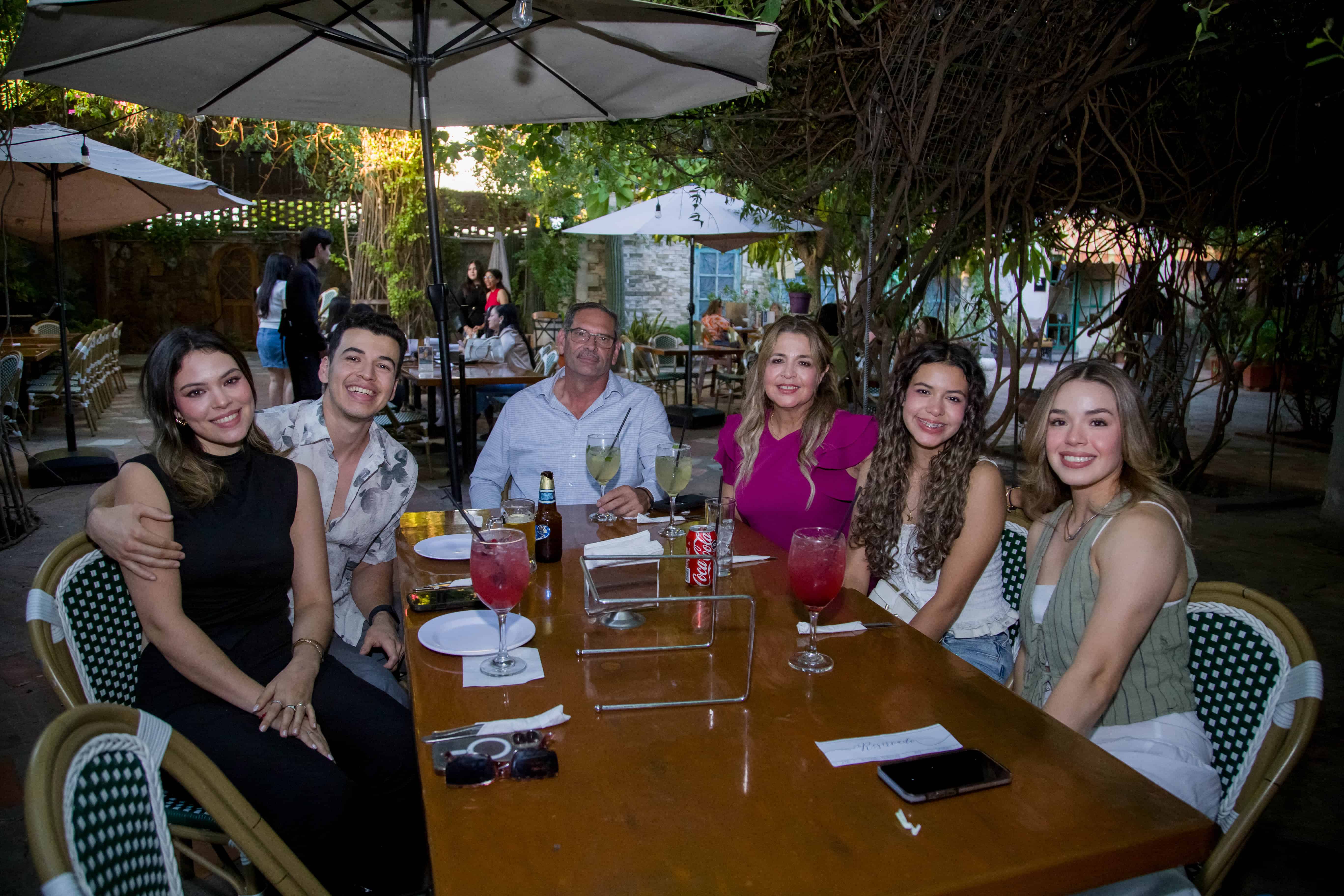 Pasan una tarde fresca y amistosa en Mona Café