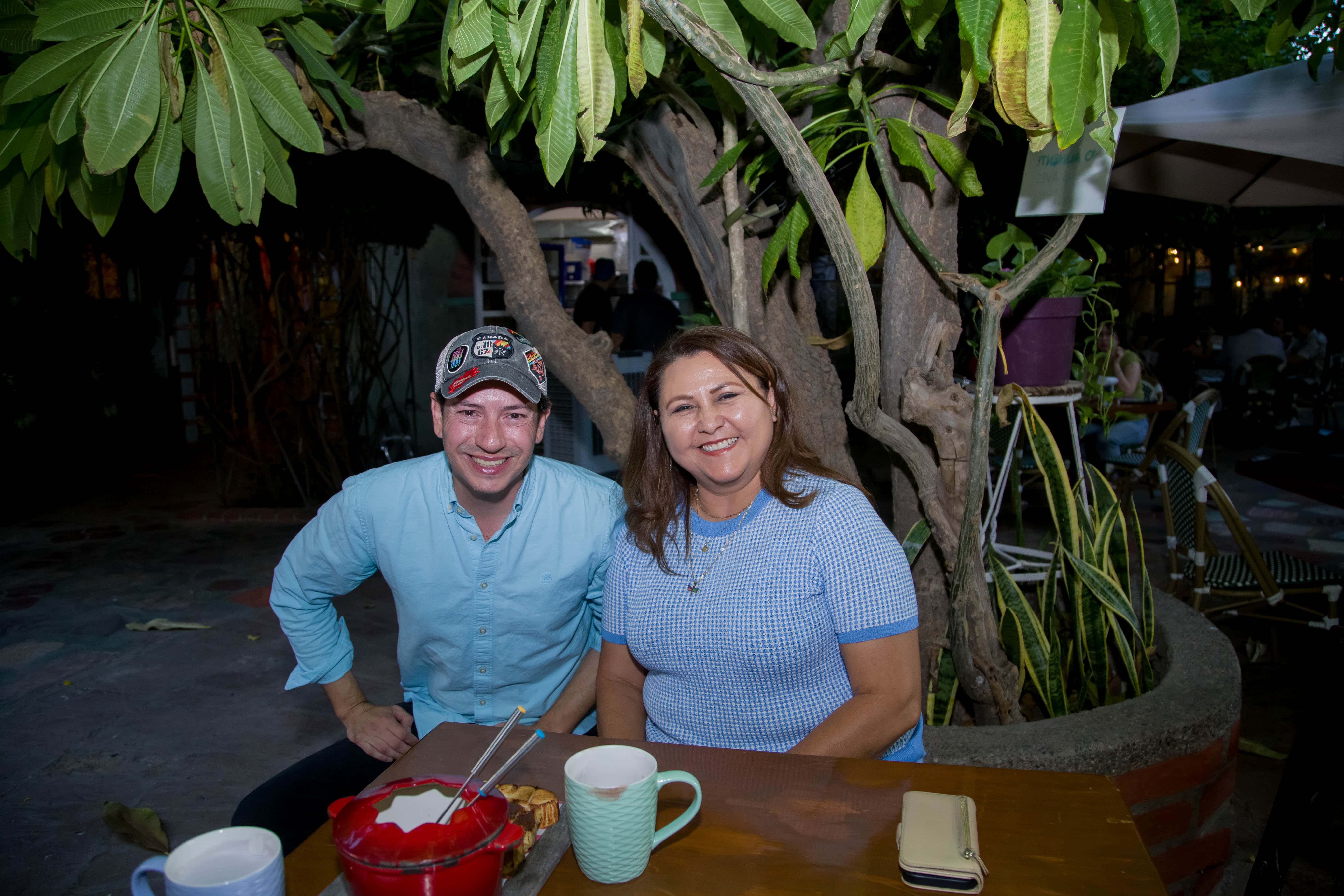 Pasan una tarde fresca y amistosa en Mona Café