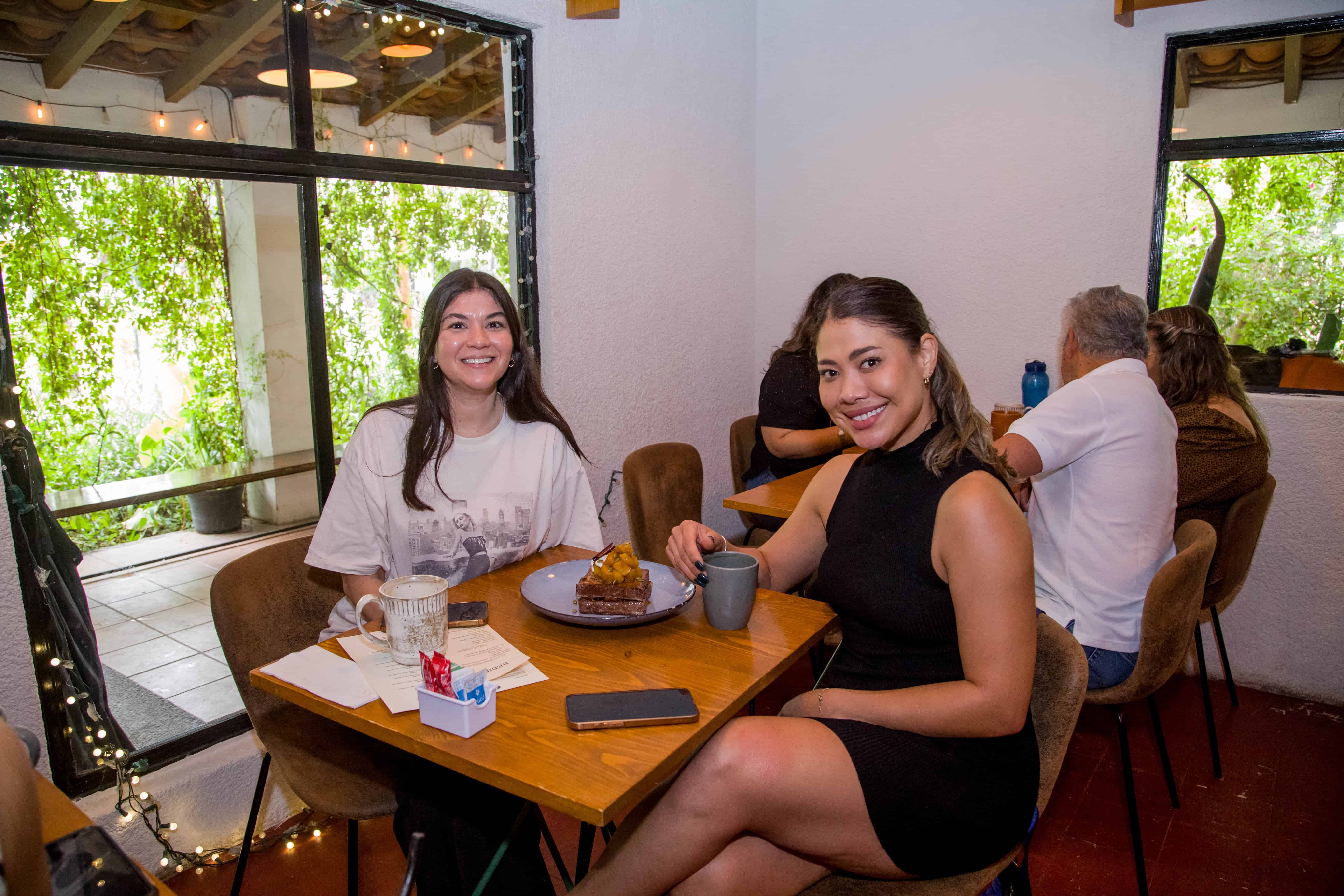 En Onza Restaurantes asisten amigos al buen ambiente