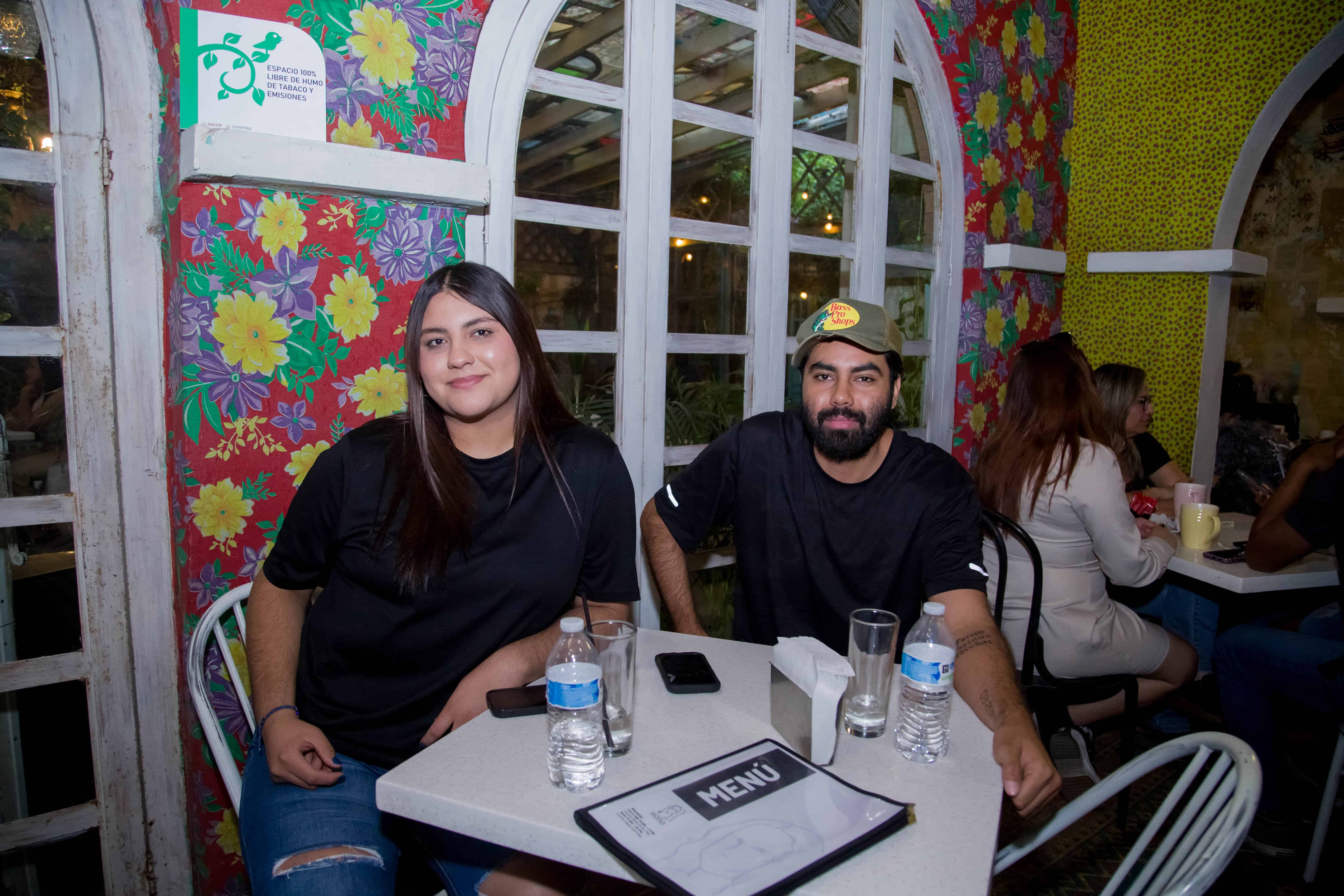 Pasan una tarde fresca y amistosa en Mona Café