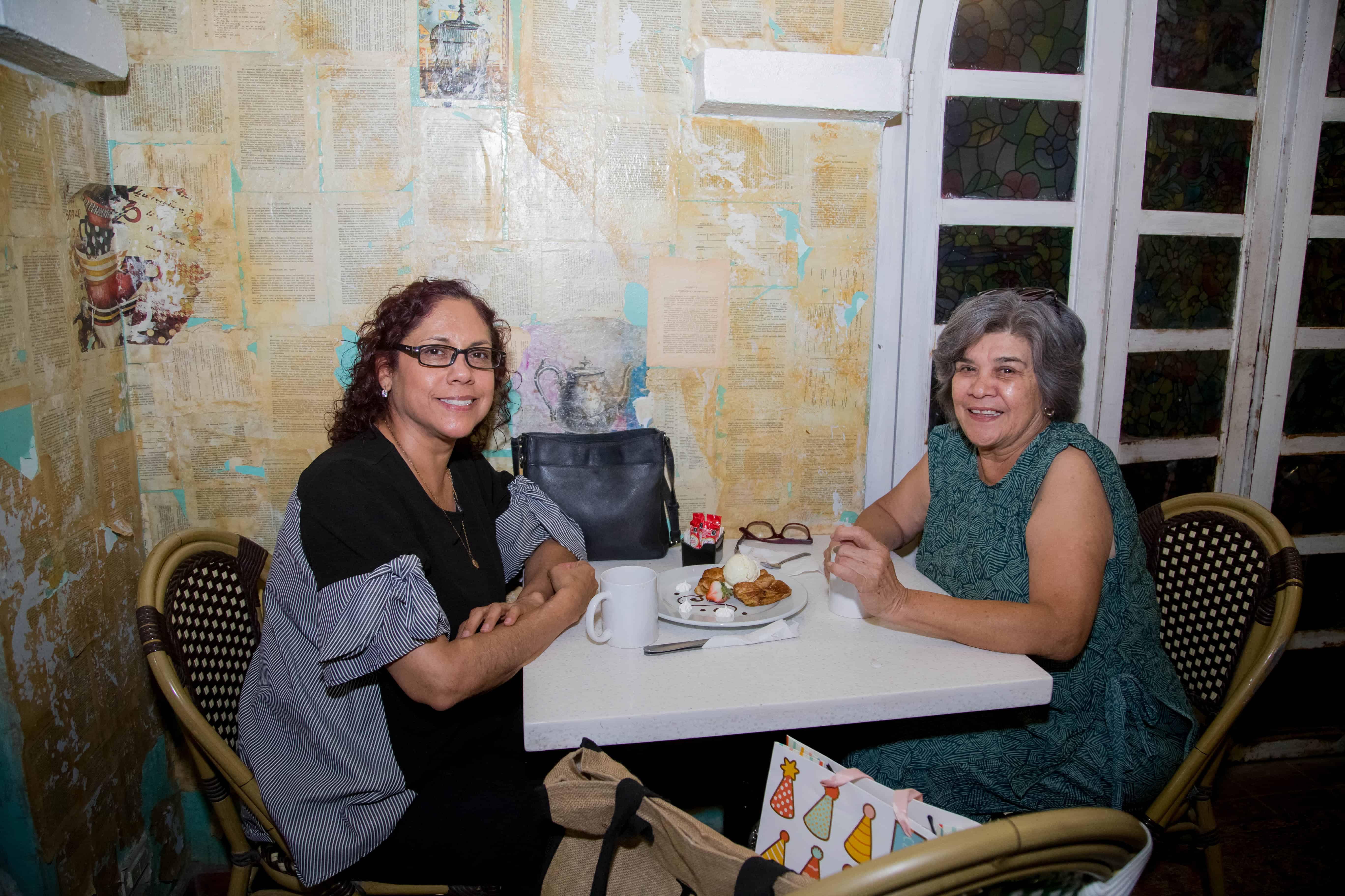 Pasan una tarde fresca y amistosa en Mona Café