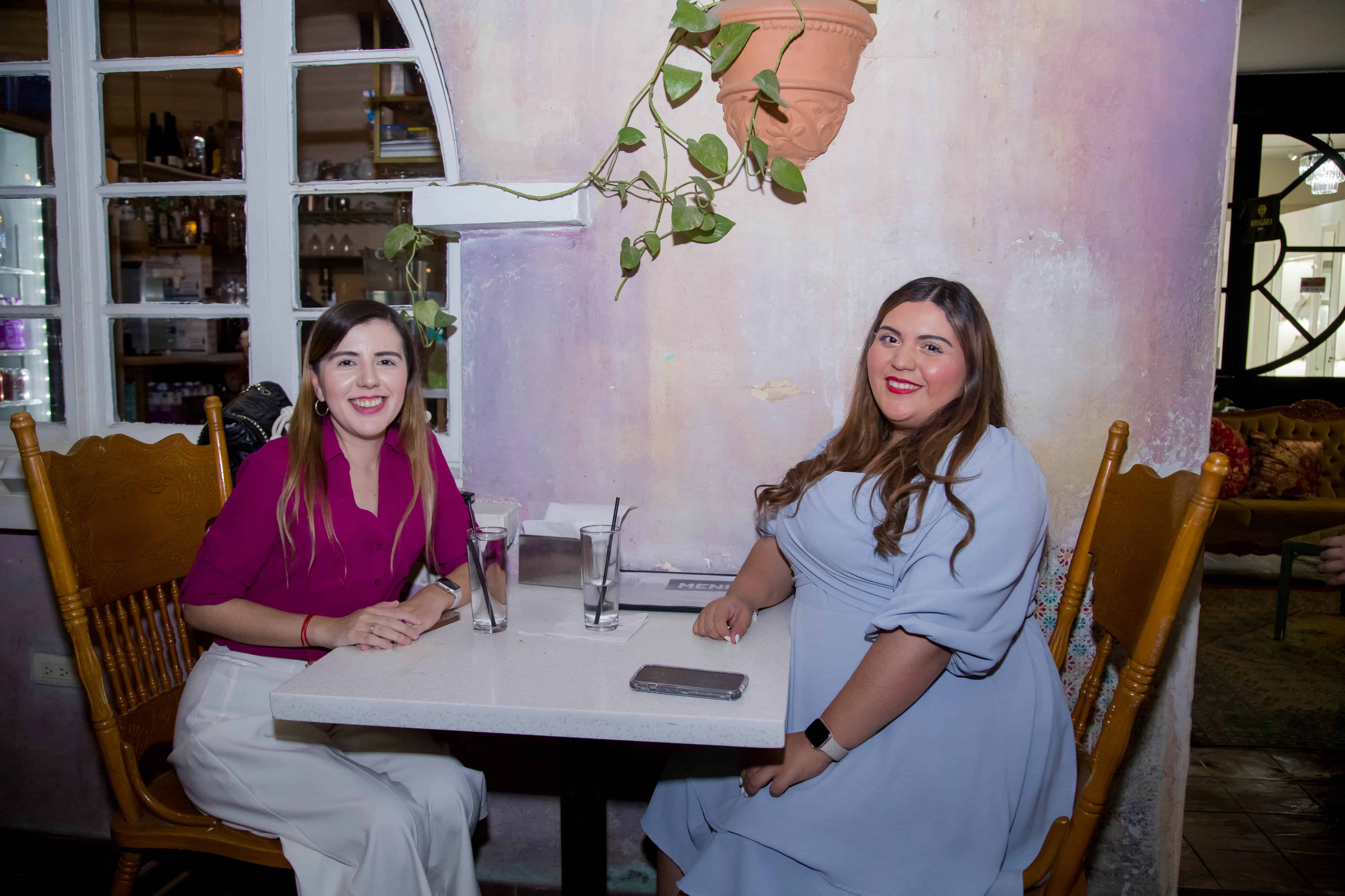 Pasan una tarde fresca y amistosa en Mona Café