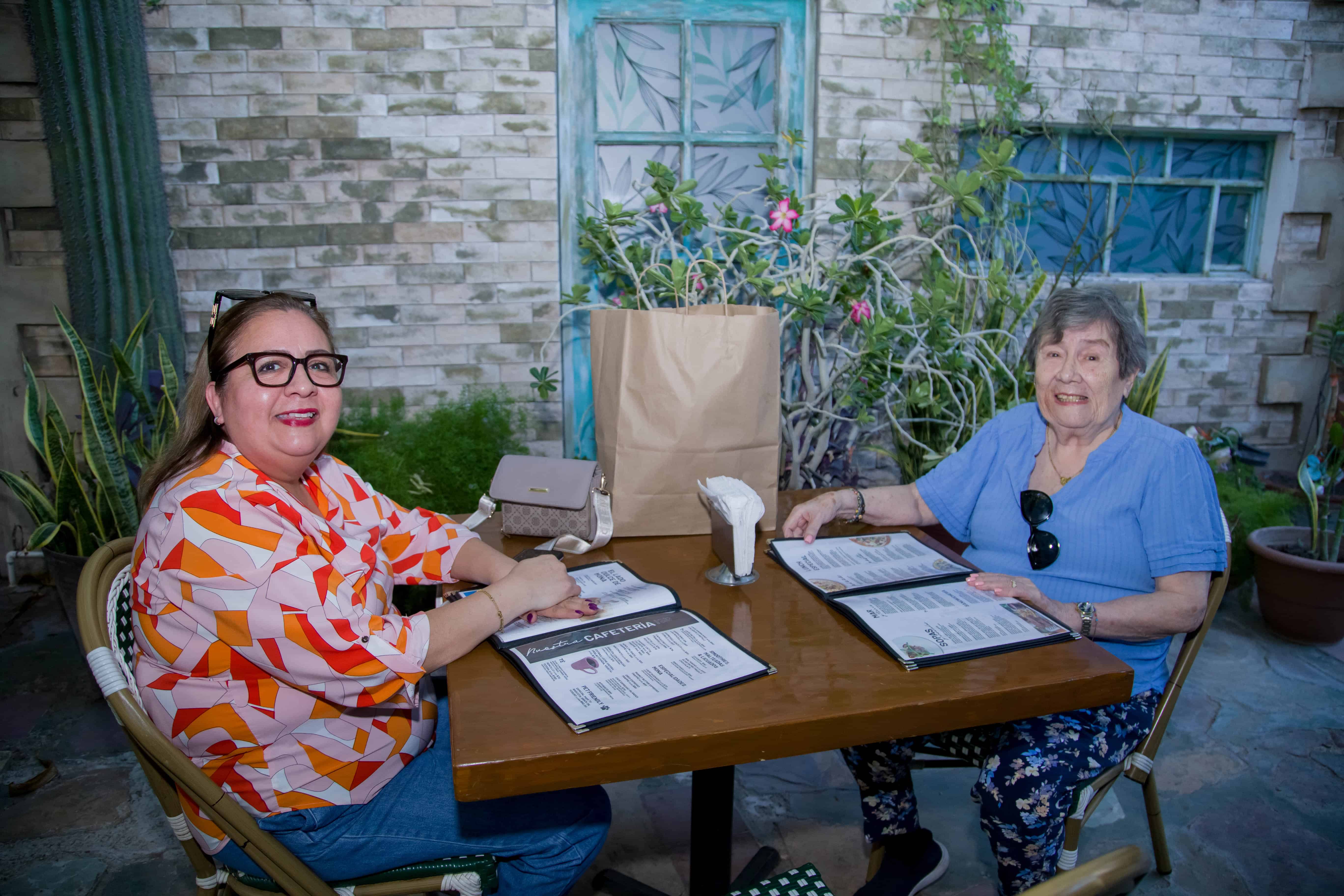 Pasan una tarde fresca y amistosa en Mona Café