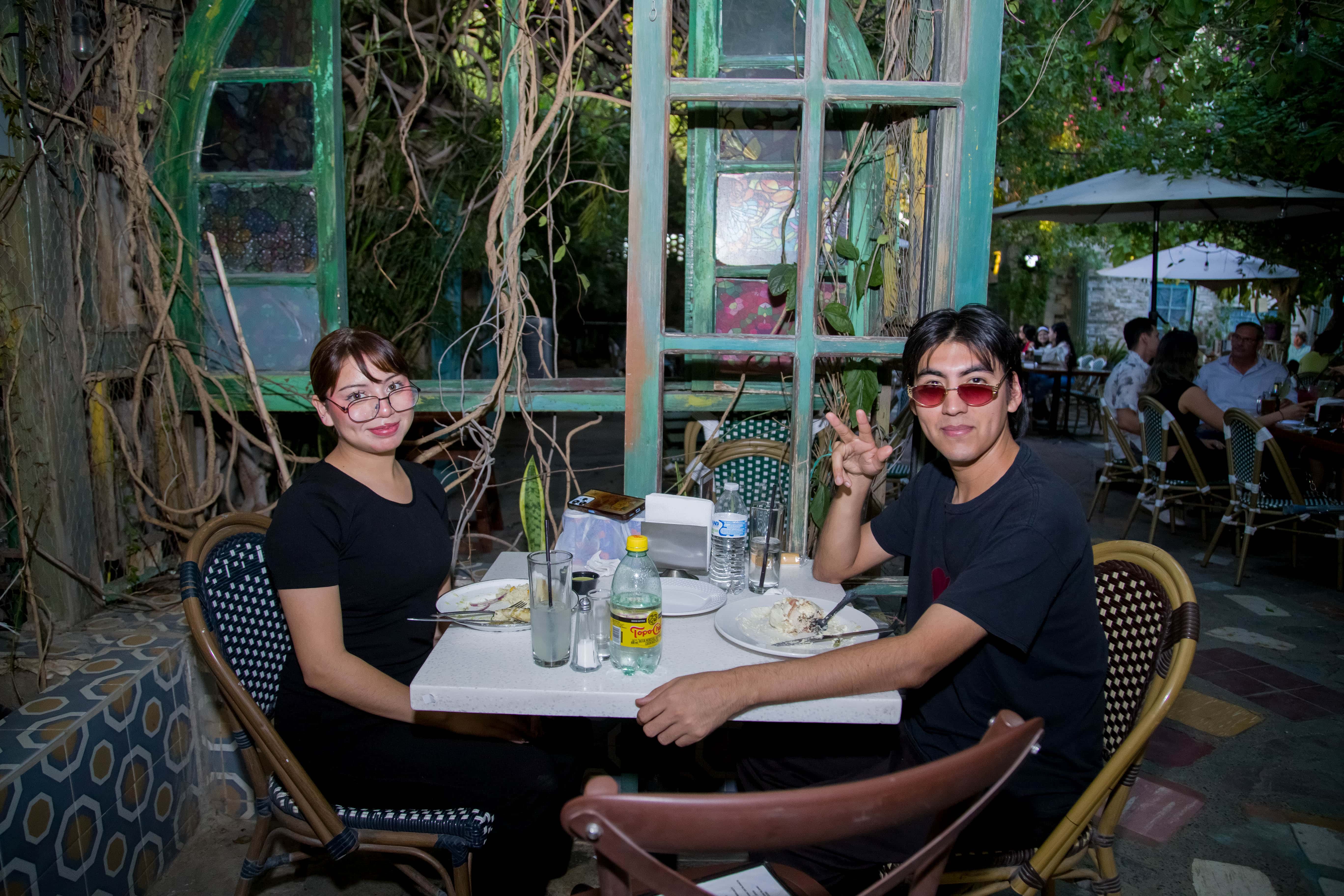 Pasan una tarde fresca y amistosa en Mona Café