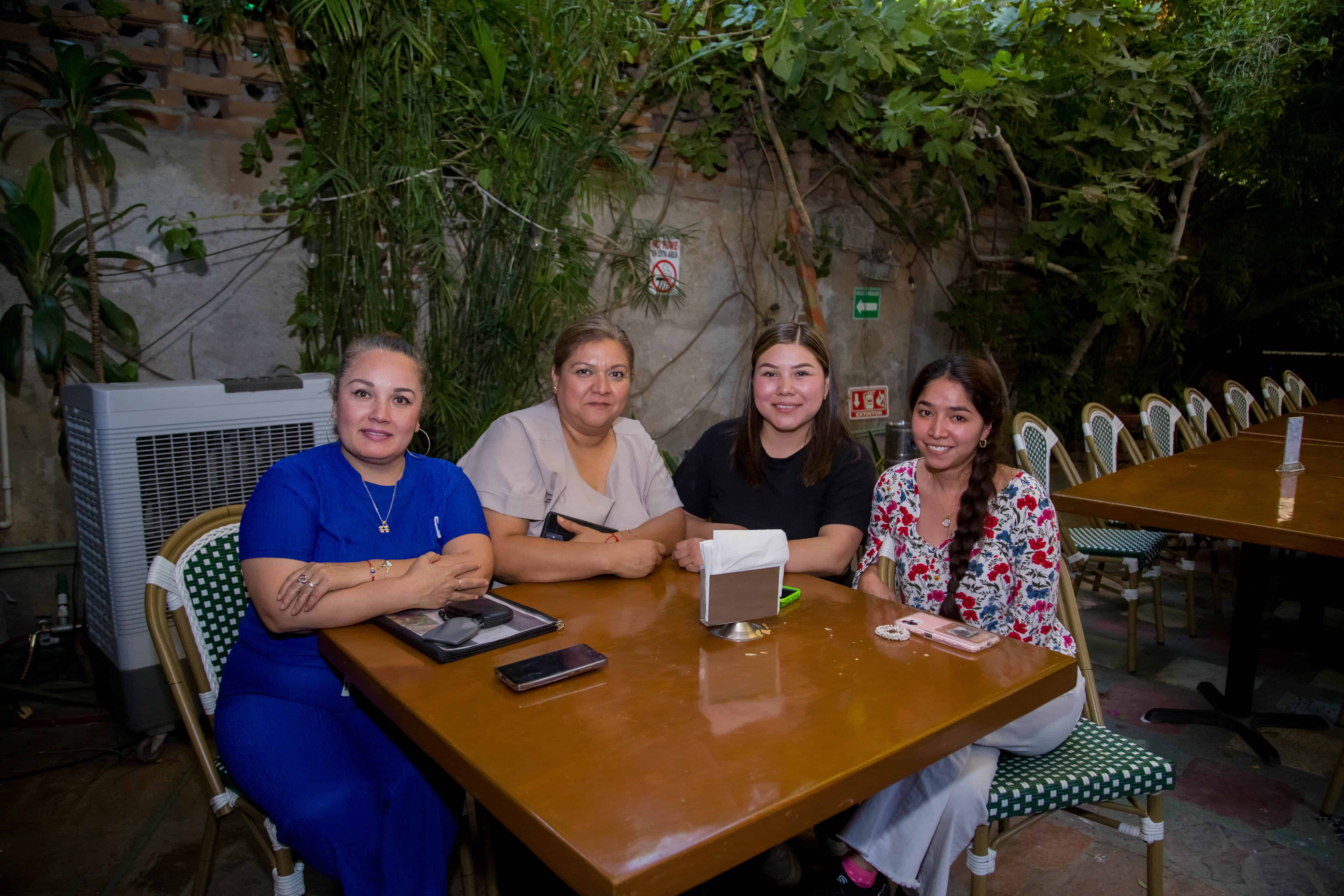 Pasan una tarde fresca y amistosa en Mona Café