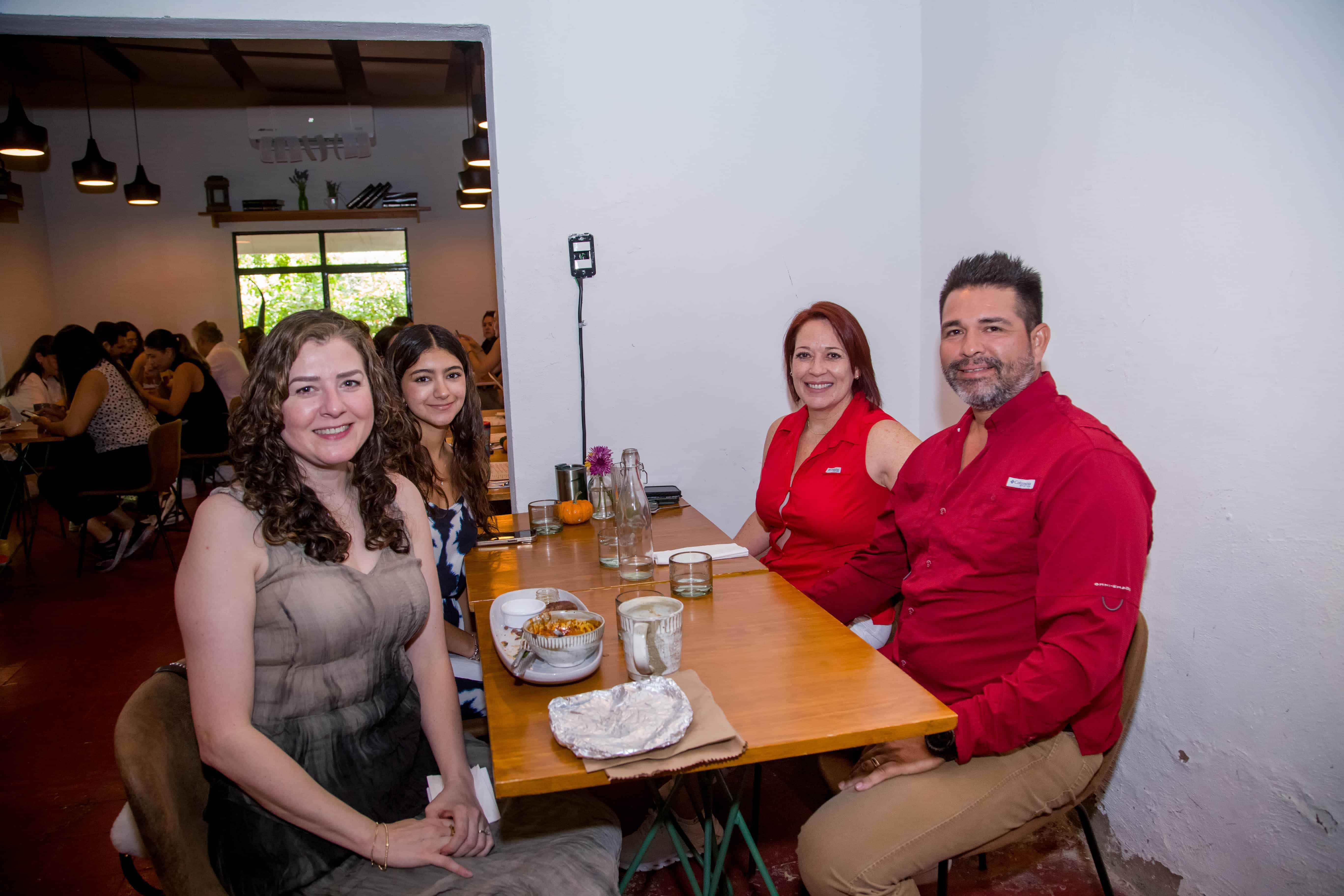 En Onza Restaurantes asisten amigos al buen ambiente