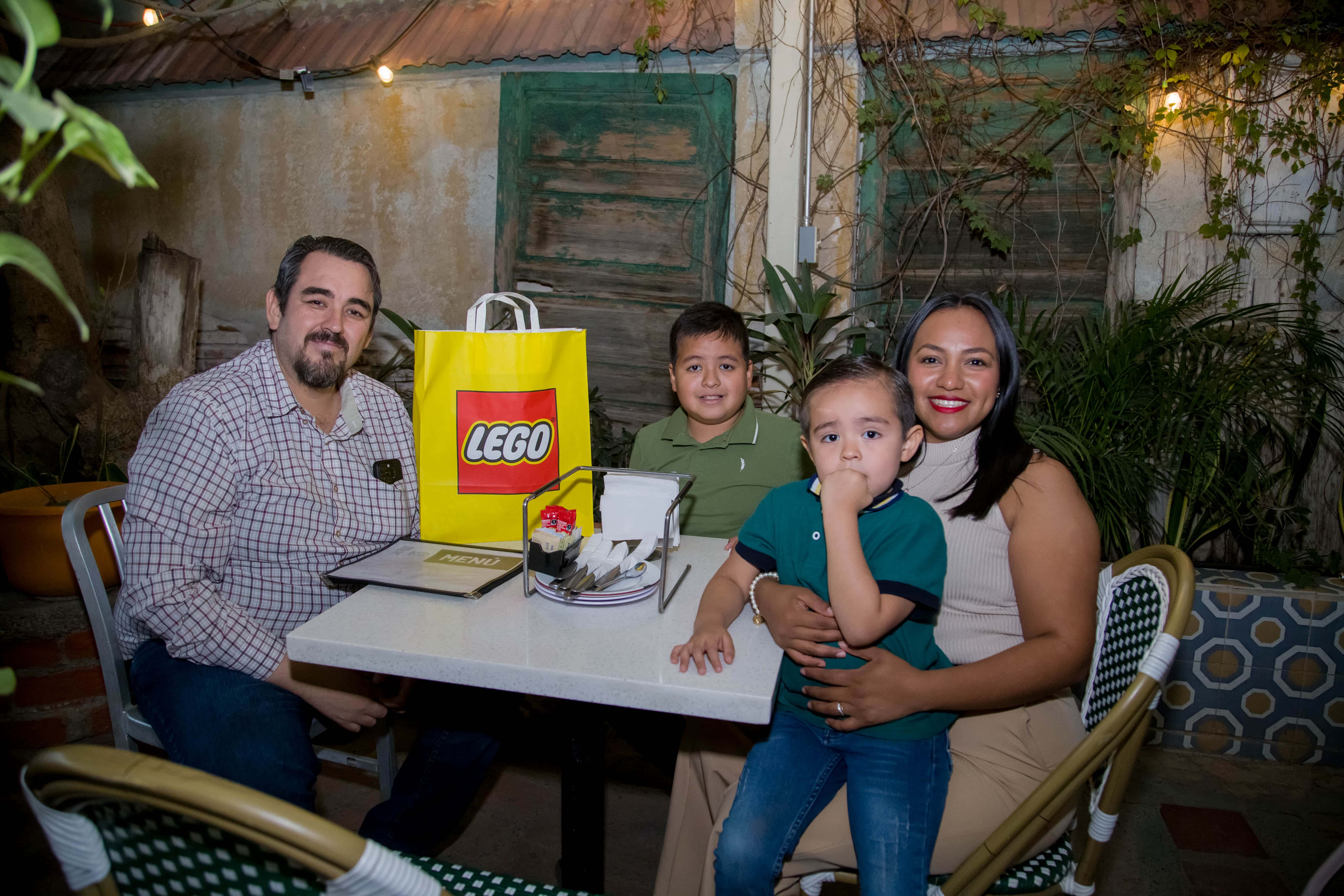 Pasan una tarde fresca y amistosa en Mona Café