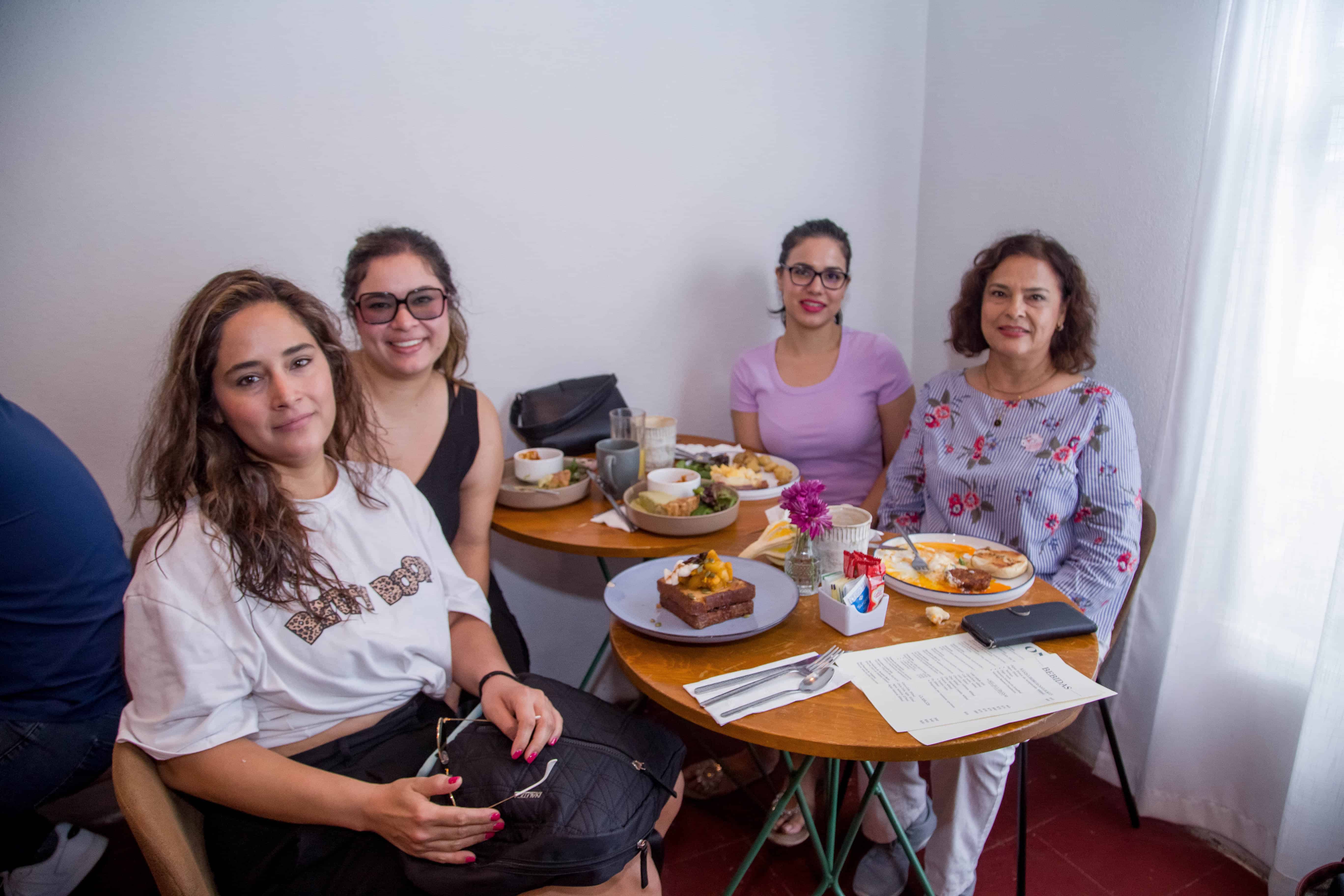 En Onza Restaurantes asisten amigos al buen ambiente