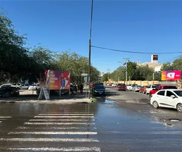 Por más de un mes, reportan enorme charco de aguas negras en colonia Ley 57