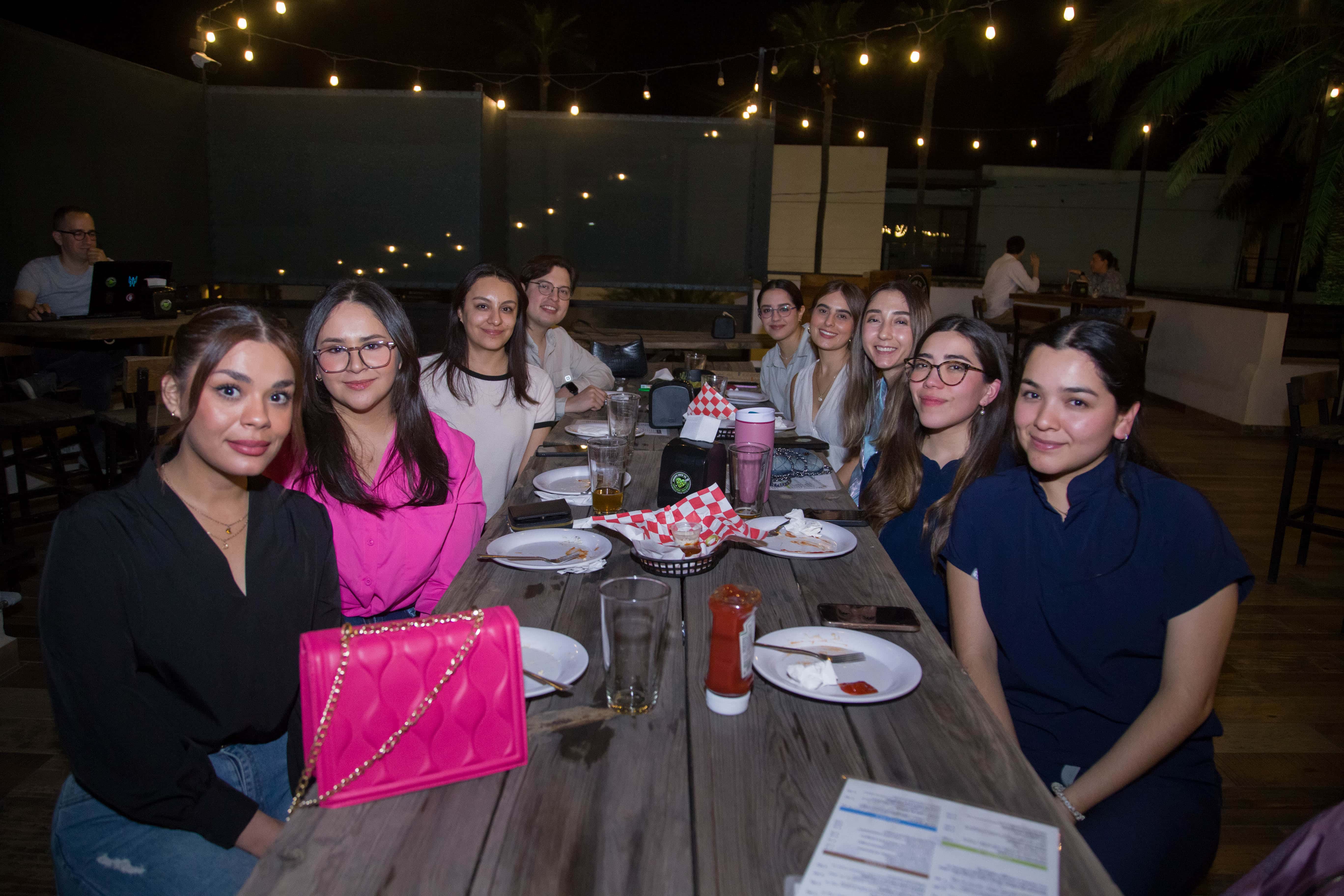 Le dan cierre al día entre sonrisas y buena compañía en Amante Brew Company