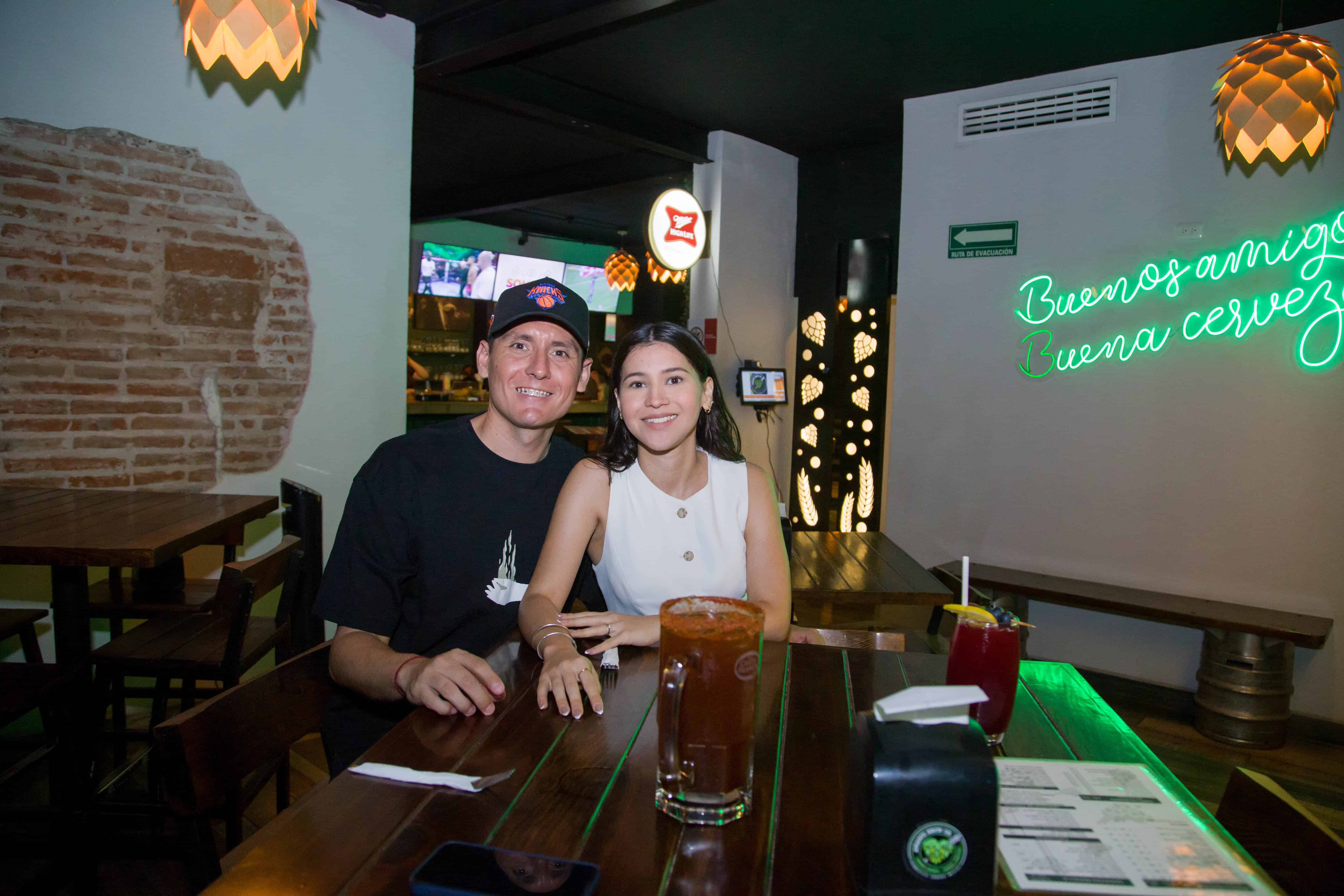 Le dan cierre al día entre sonrisas y buena compañía en Amante Brew Company