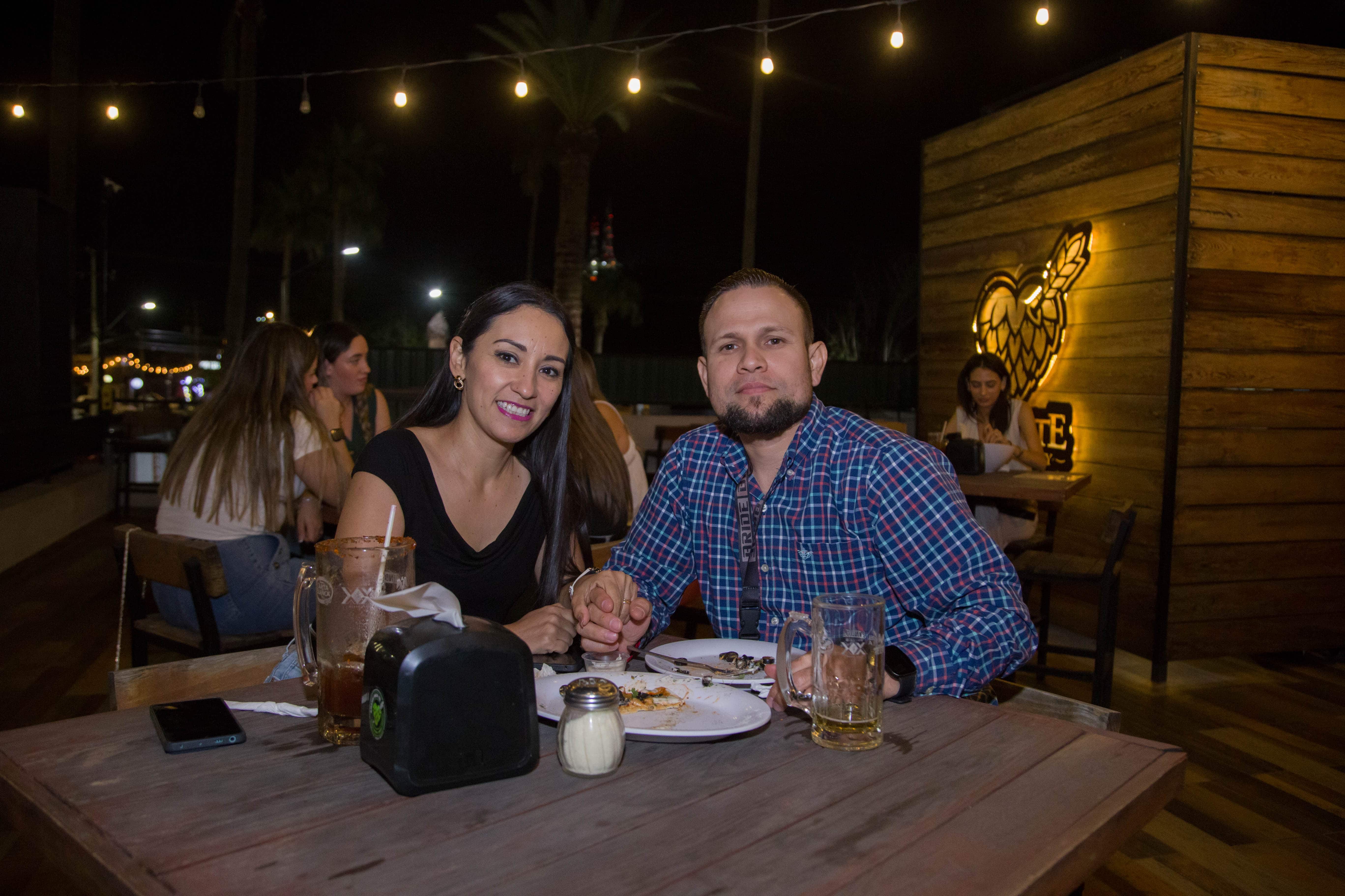 Le dan cierre al día entre sonrisas y buena compañía en Amante Brew Company