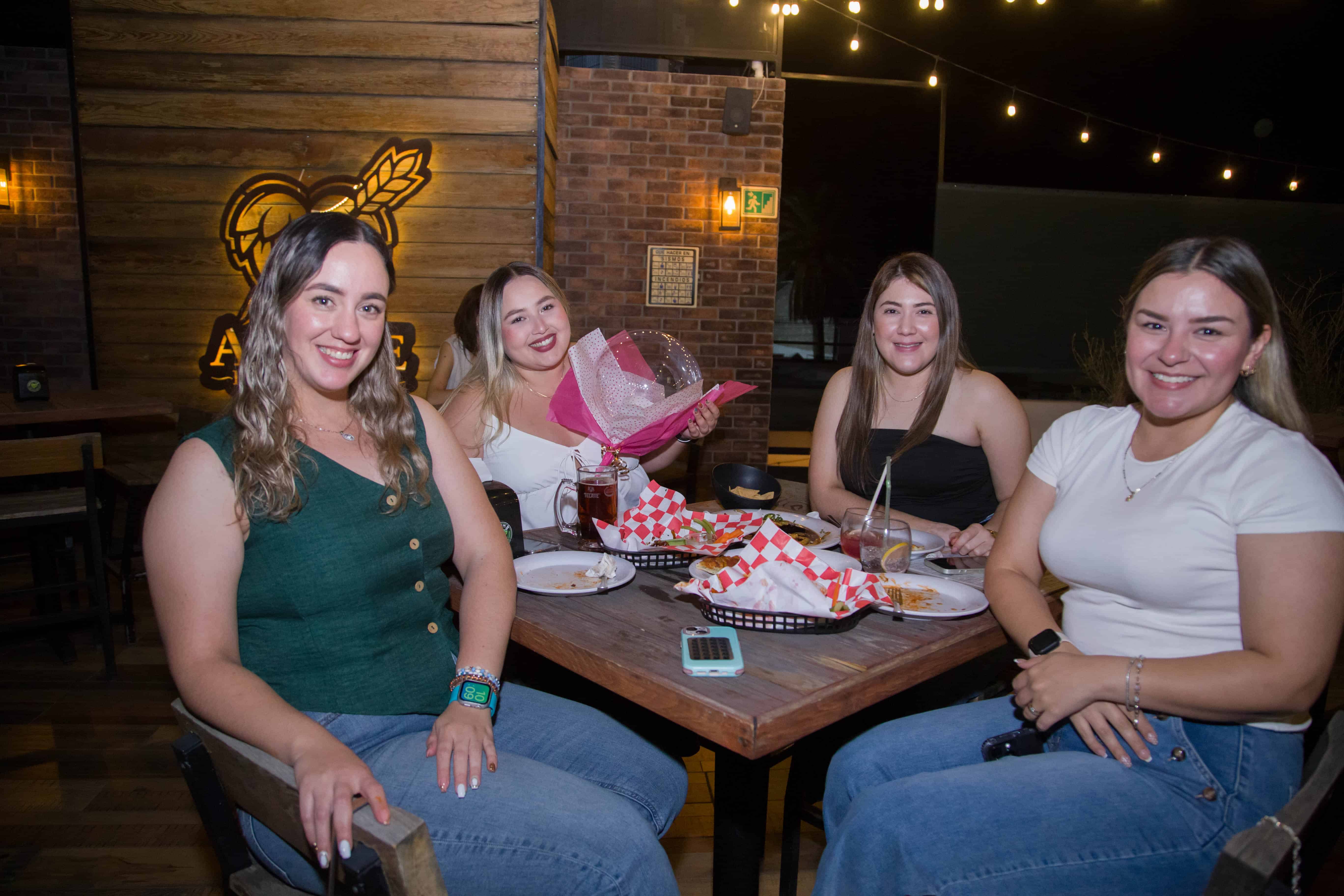 Le dan cierre al día entre sonrisas y buena compañía en Amante Brew Company