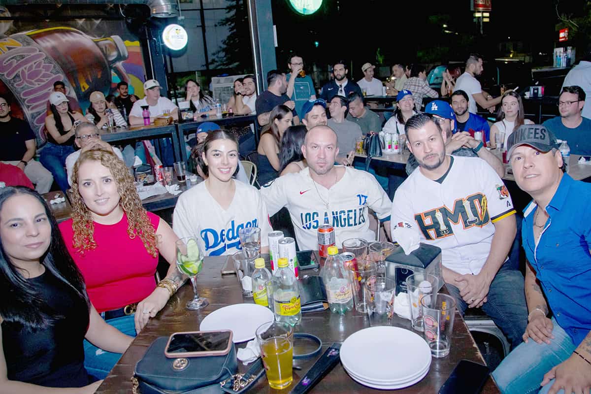 Comparten una noche eufórica en Buqui Bichi Brewing