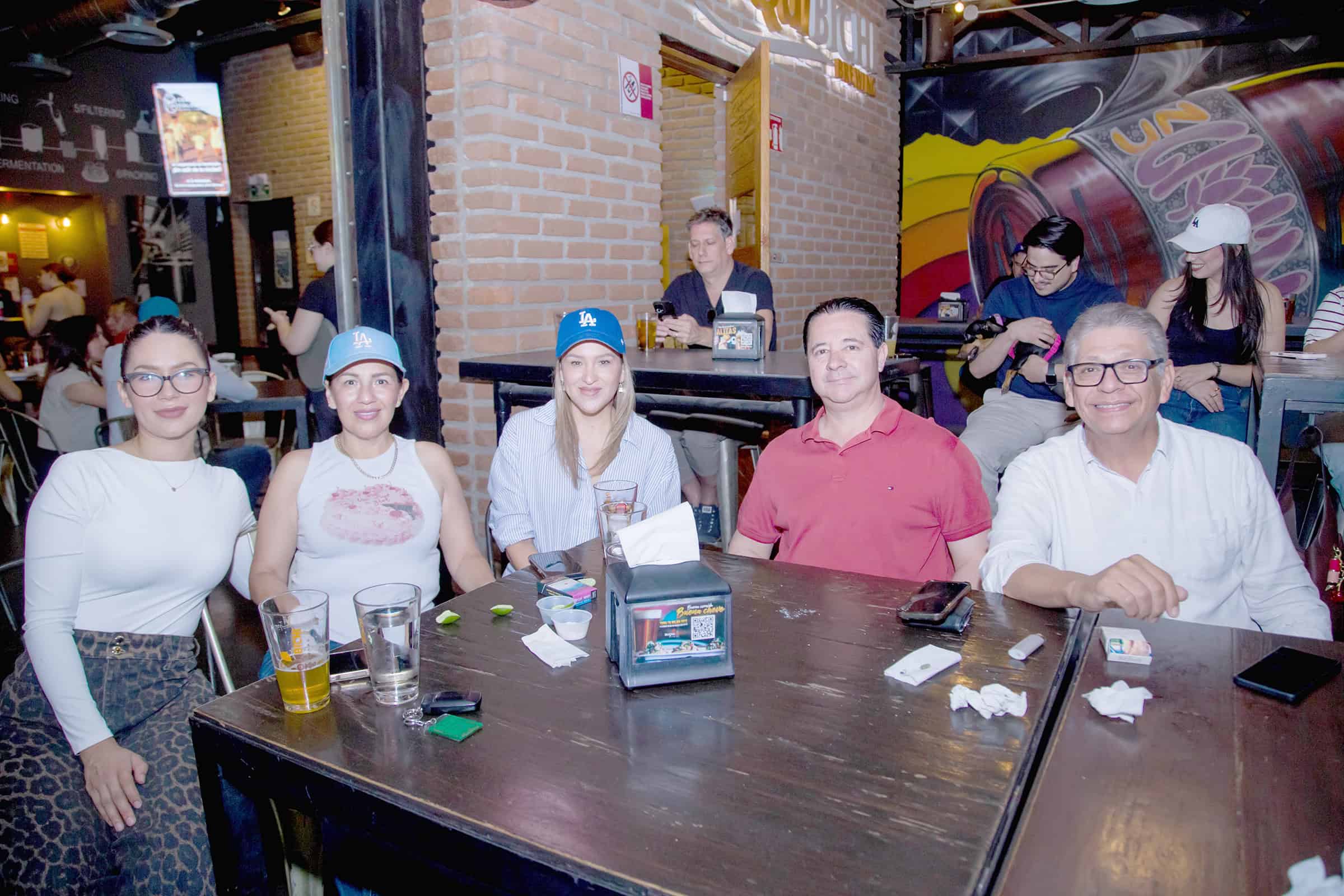 Comparten una noche eufórica en Buqui Bichi Brewing