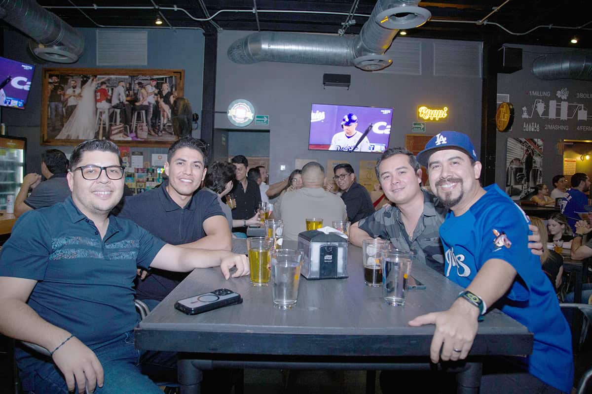 Comparten una noche eufórica en Buqui Bichi Brewing