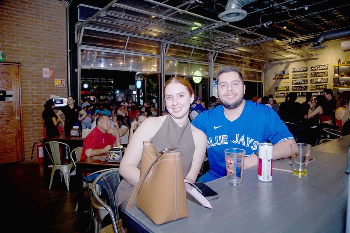 Comparten una noche eufórica en Buqui Bichi Brewing