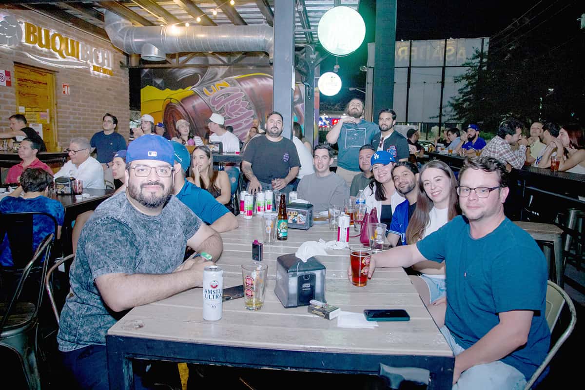 Comparten una noche eufórica en Buqui Bichi Brewing