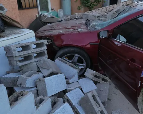Conductor se estrella contra barda en domicilio de Hermosillo