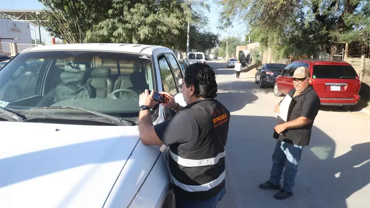 Personal del REPUVE atiende a ciudadanos en el módulo itinerante (Foto: Jesús Ballesteros / EXPRESO)