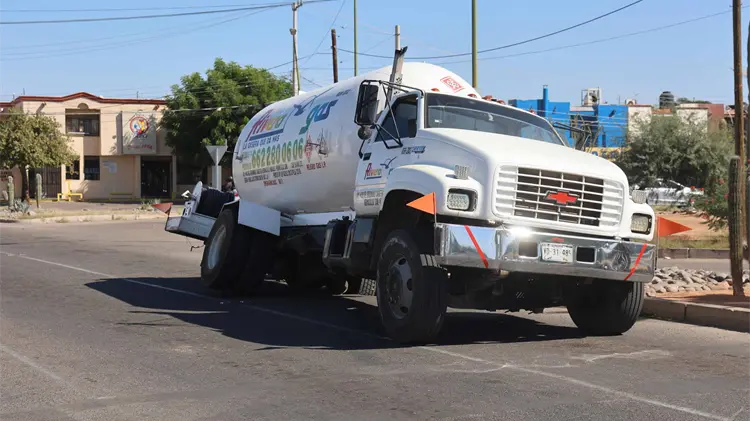 Una pipa con gas LP cayó en un socavón en la colonia Las Granjas (Foto: Armando Aguilar / EXPRESO)