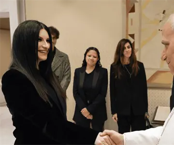Laura Pausini se reúne con el Papa y le regala una canción inédita
