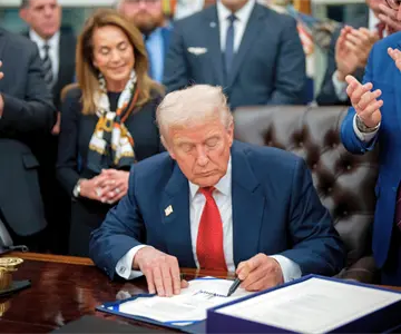 Trump firma el fin del cierre de Gobierno más largo en la historia de EU