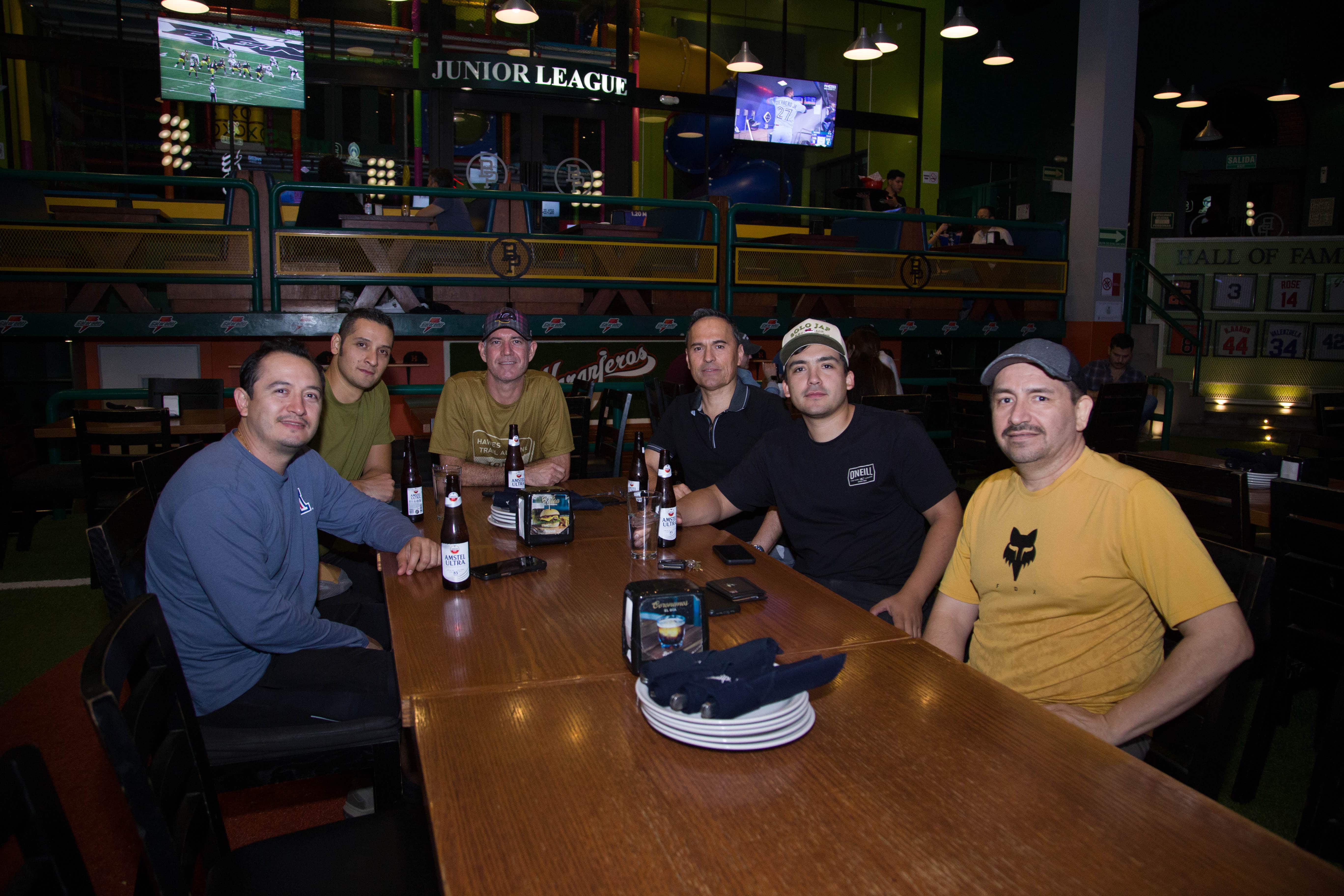 En Ballpark noche llena de gozos y risas sinceras