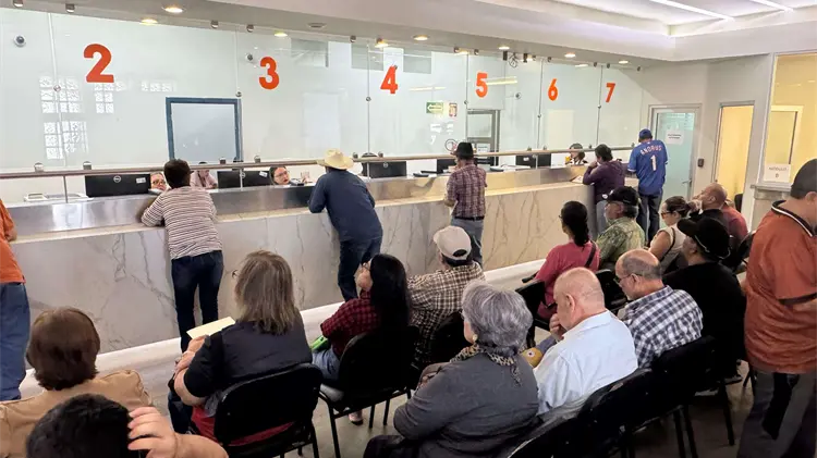 Contribuyentes provechan los descuentos del Buen Fin en Tesorería (Foto: Jesús Ballesteros /EXPRESO)