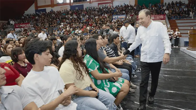 El Gobernador indicó que busca asegurar que niños y jóvenes continúen sus estudios. (Cortesía)