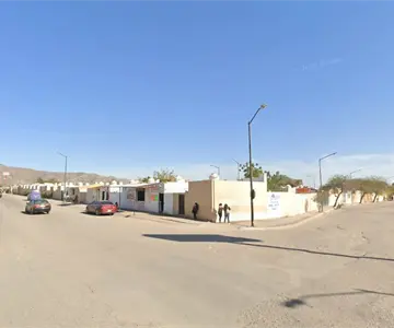 Policías sorprenden a tres subiendo a la fuerza a un joven en un vehículo