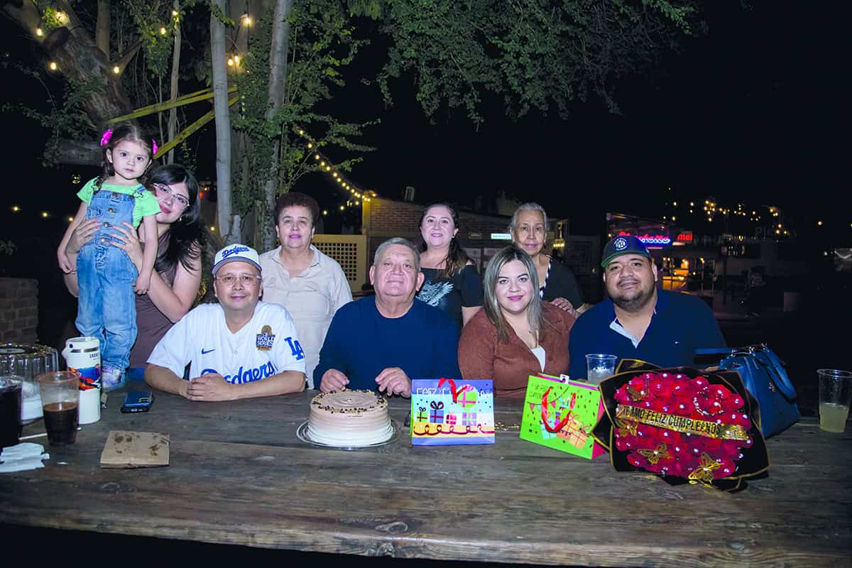 Una reunión brillante con la luz de la luna en Parque la Ruina