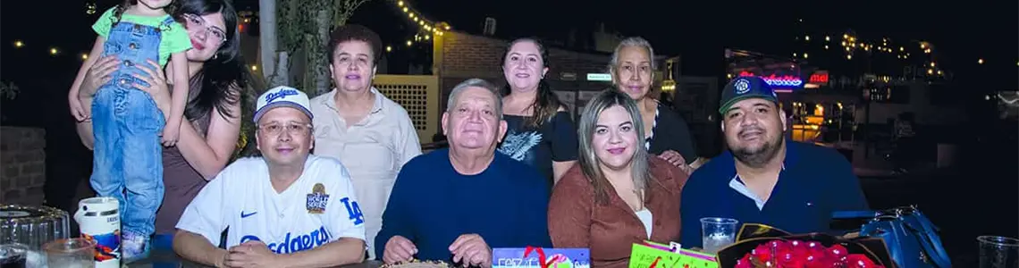 Una reunión brillante con la luz de la luna en Parque la Ruina