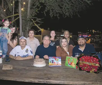 Una reunión brillante con la luz de la luna en Parque la Ruina