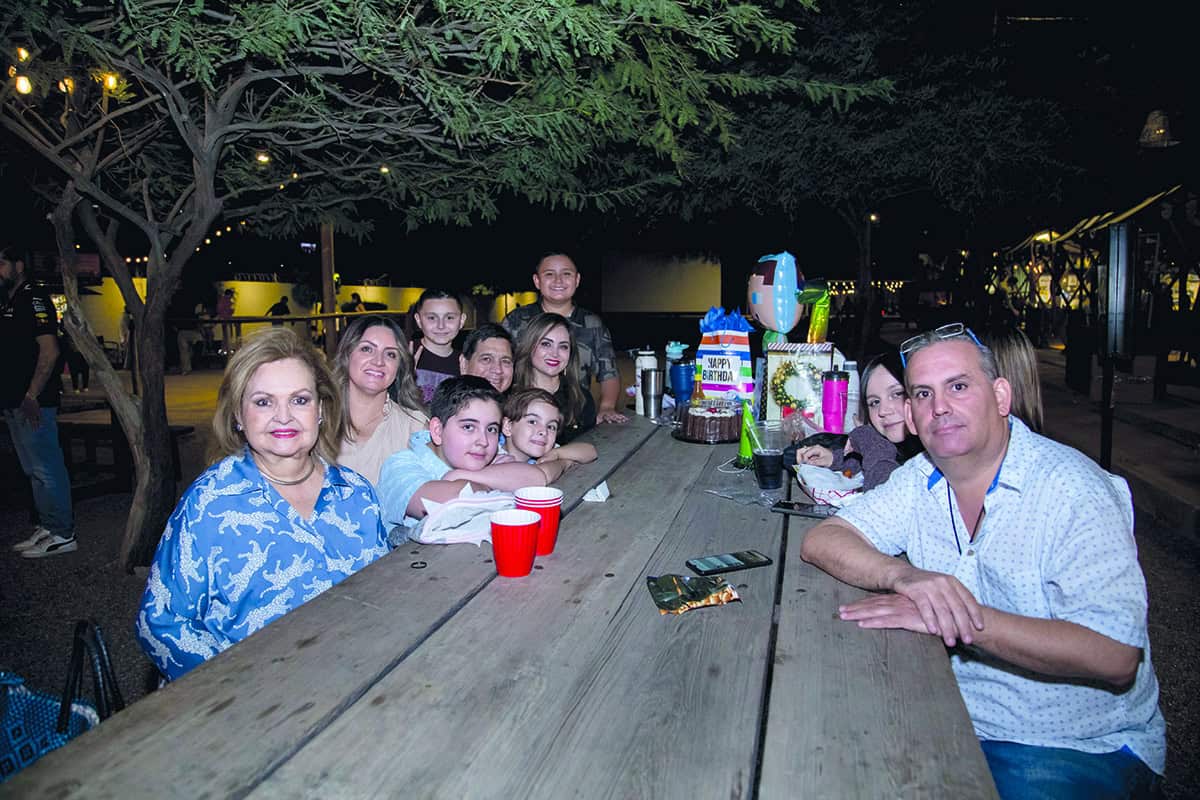 Una reunión brillante con la luz de la luna en Parque la Ruina